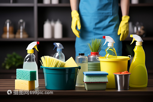 平凡崗位上的守護(hù)者 擦桌子的清潔工與清潔用品的默契